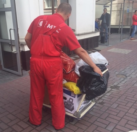 Сотрудники компании МТС собрали более 600 кг вещей для подопечных "Ангара спасения"