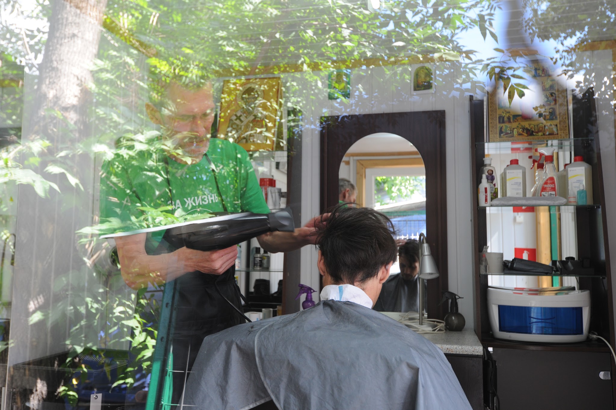 В парикмахерской при «Ангаре спасения» постриглись 5 тысяч бездомных 