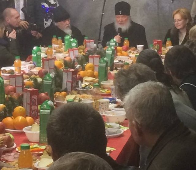 Патриарх Кирилл поздравил бездомных с Рождеством Христовым